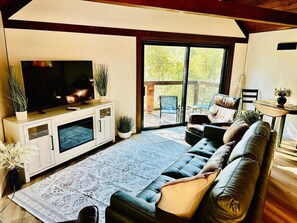 تلفزيون، مدفأة، مكتب