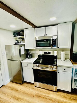 ثلاجة، ميكروويف، فرن، موقد طهي مسطح