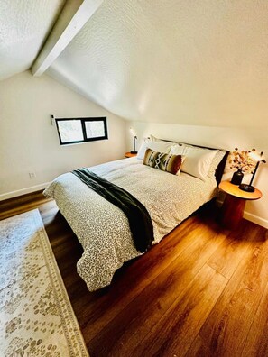 2 bedrooms, desk, WiFi, bed sheets