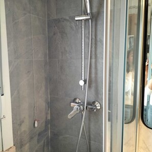 Shower, hair dryer, bidet, towels