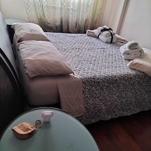 2 bedrooms, in-room safe, iron/ironing board, free WiFi