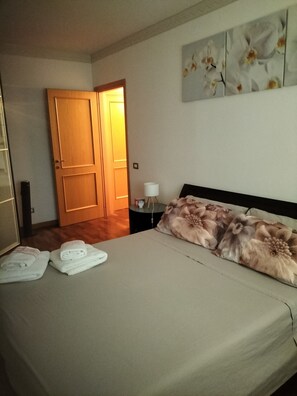 2 bedrooms, in-room safe, iron/ironing board, free WiFi