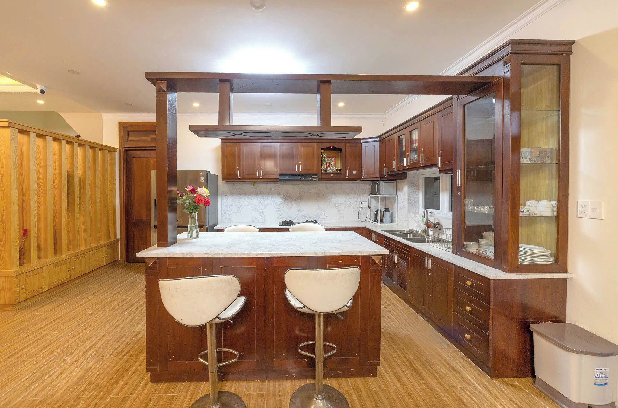 Refrigerador con freezer, microondas, placa de cocina, arrocera