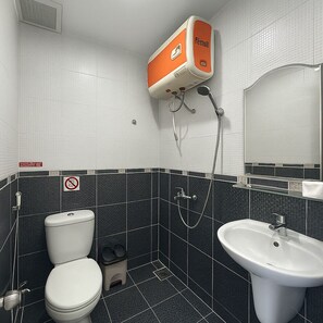 Standard Double Room, Garden View | Bathroom
