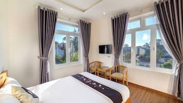 Habitació doble estàndard | Cobrellits, matalassos d'escuma viscoelàstica i escriptori