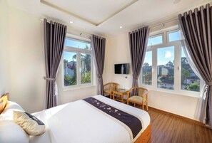 Phòng đôi Tiêu chuẩn | Chăn bông, nệm cao su hoạt tính (memory foam), bàn 