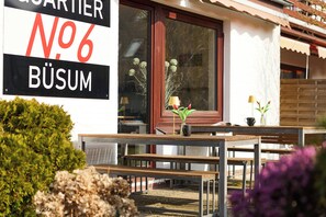 Outdoor dining - Quartier 1 apartment in a quiet location and access to the sea time (Büsum)
