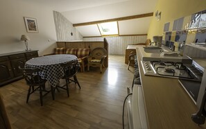 Refrigerador, microondas, cafetera/tetera, silla alta para bebés