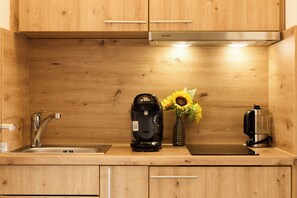 Réfrigérateur, plaque de cuisson, cafetière/bouilloire