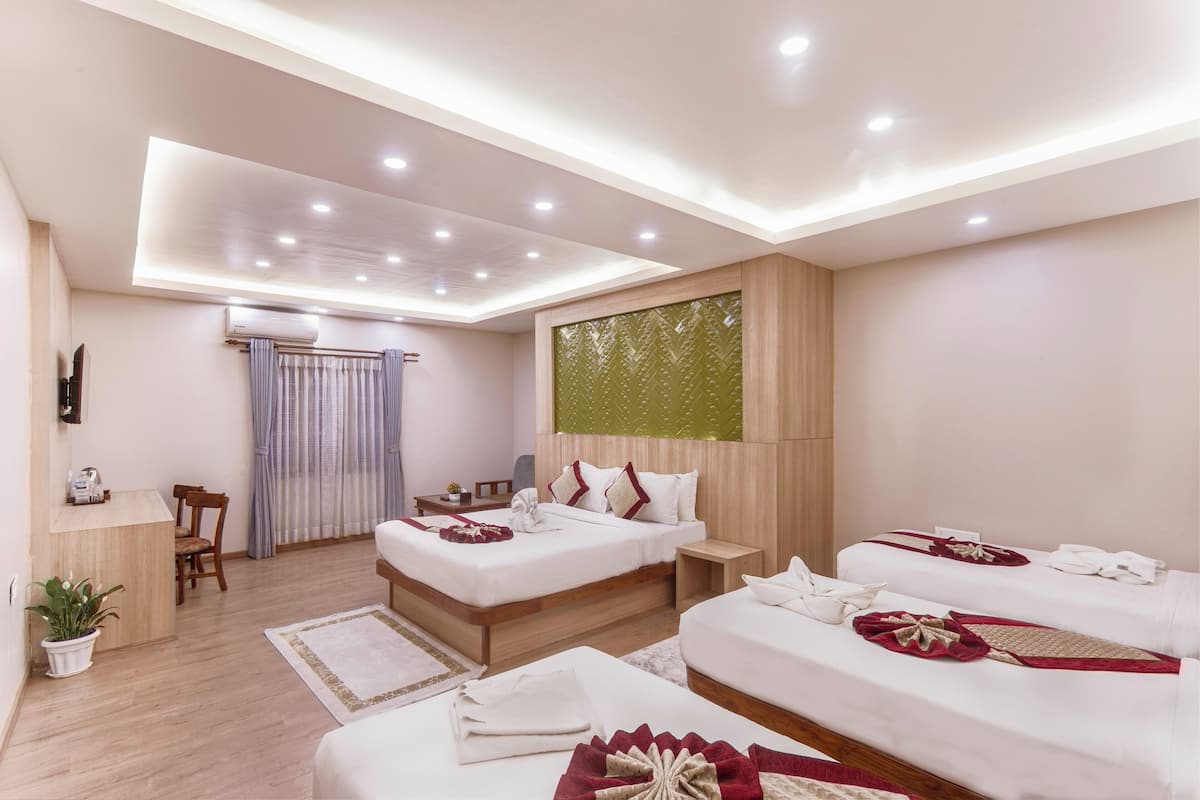 Extra Large Family Room | Free WiFi