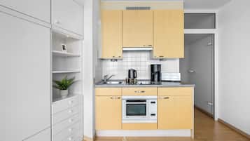 Kühlschrank, Mikrowelle, Herdplatte, Wasserkocher mit Kaffee-/Teezubehör