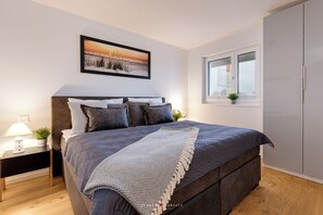 1 habitación, tabla de planchar con plancha y cuna de viaje
