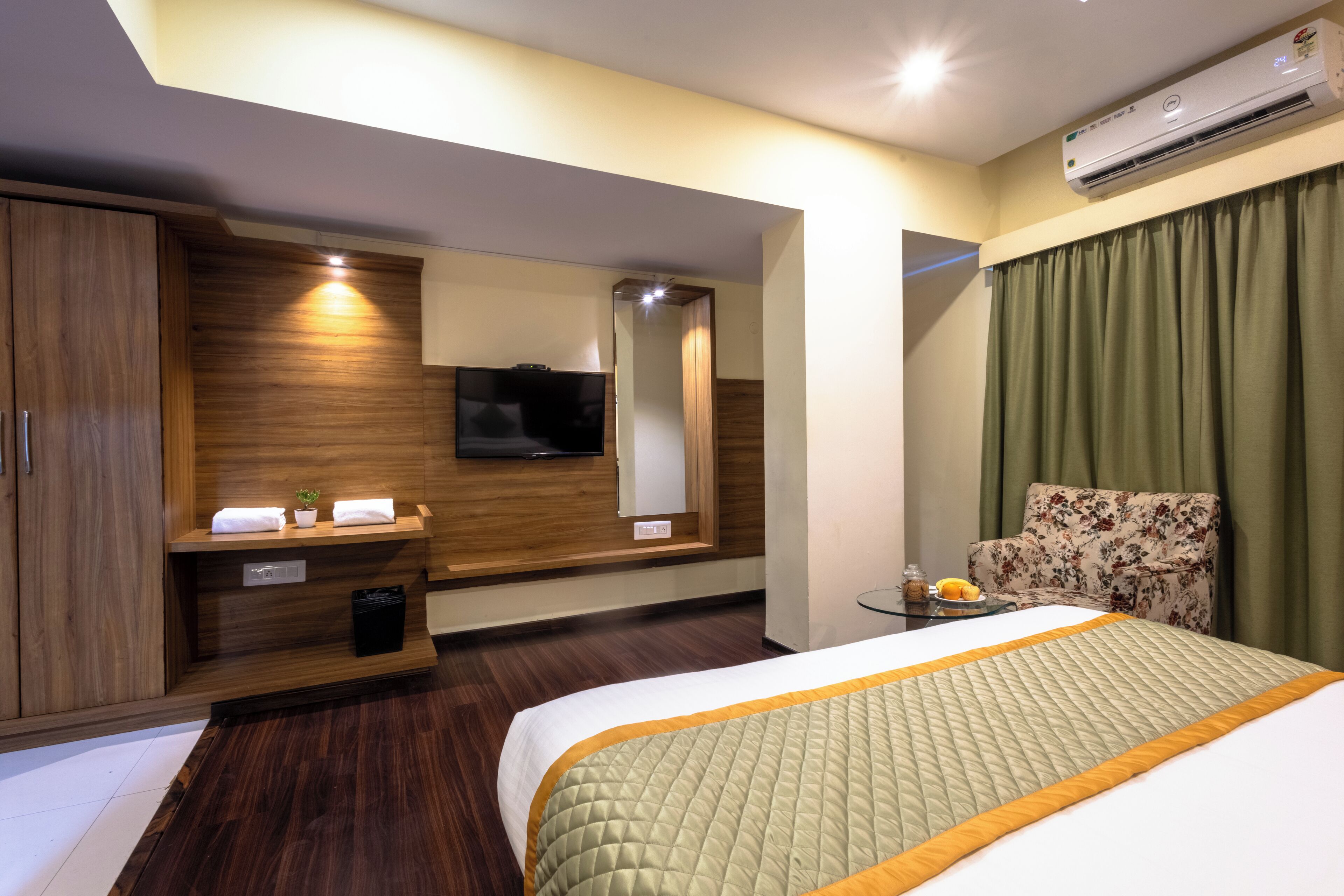 أغطية فراش متميزة وأسرّة بإسفنج يتكيف مع شكل الجسم وخزنة داخل الغرفة