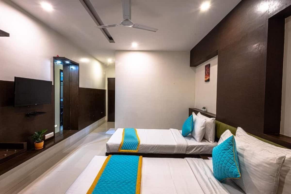 Deluxe Twin Room | Premium bedding, memory foam beds, in-room safe, desk