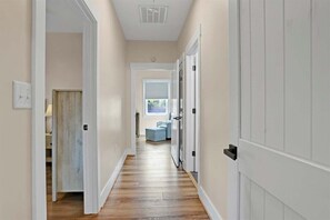 Interior - 2bd/2ba Townhome * Renovated * Downtown Savannah (Savannah)