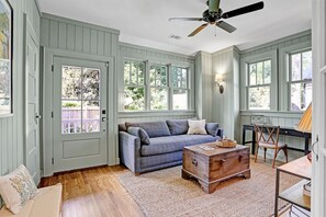 Téléviseur connecté, livres, chaîne audio