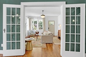 Smart TV, books, stereo - Luxury Daffin Getaway | Designer Kitchen + Yard (Savannah)