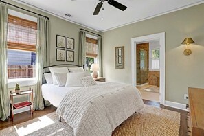 2 bedrooms, desk, iron/ironing board, free WiFi - Luxury Daffin Getaway | Designer Kitchen + Yard (Savannah)