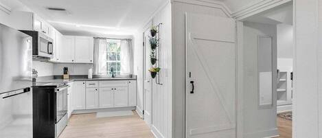 Køleskab, mikrobølgeovn, ovn, kogeplade