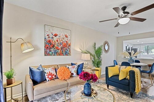 2bd/2ba Condo * Pool * Dogs Welcome * 30+ day stay