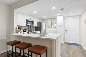 雪櫃、微波爐、焗爐、爐具