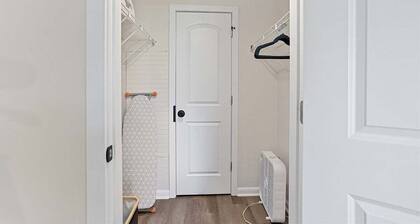 2bd/2ba Condo * Pool * Dogs Welcome * 30+ day stay