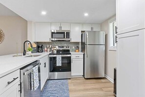 Refrigerador, microondas, horno y parrilla de estufa 