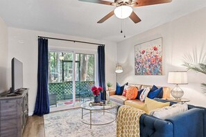 TV - 2bd/2ba Condo * Pool * Dogs Welcome * 30+ day stay (Savannah)
