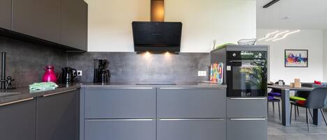 Een koelkast, een magnetron, een oven, een kookplaat