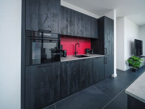Fridge, oven, stovetop, dishwasher