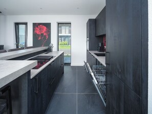 Fridge, oven, stovetop, dishwasher - Stylish 4-person wellness villa with Finnish sauna, fenced waterfront garden and luxurious interior – pets welcome. (Zeewolde)