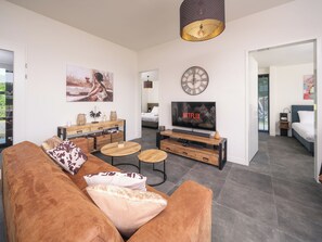 Smart TV - Modern 8-person waterfront villa with fenced garden, private jetty, spacious open living area and full comfort for families – pets welcome. (Zeewolde)