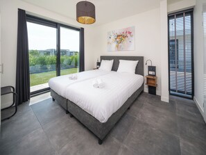 4 bedrooms, iron/ironing board, travel crib, WiFi - Modern 8-person waterfront villa with fenced garden, private jetty, spacious open living area and full comfort for families – pets welcome. (Zeewolde)