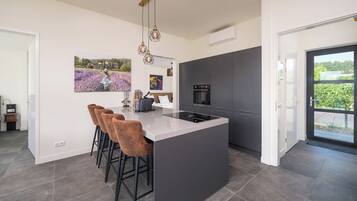 Refrigerador, microondas, horno, placa de cocina