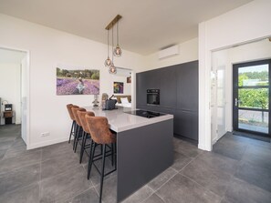 Fridge, microwave, oven, stovetop - Modern 8-person waterfront villa with fenced garden, private jetty, spacious open living area and full comfort for families – pets welcome. (Zeewolde)