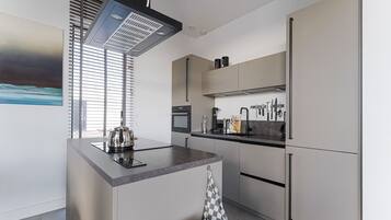 Een koelkast, een oven, een kookplaat, een vaatwasser