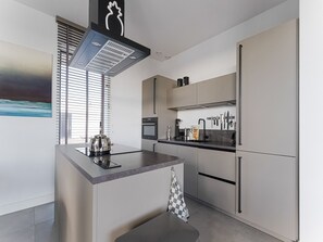 Fridge, oven, stovetop, dishwasher