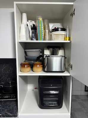 Kühlschrank, Ofen, Herdplatte, Geschirrspüler