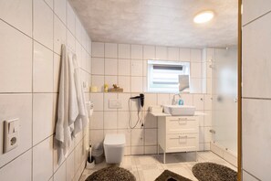 Douche, articles de toilette gratuits, sèche-cheveux