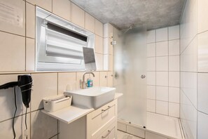 Douche, articles de toilette gratuits, sèche-cheveux