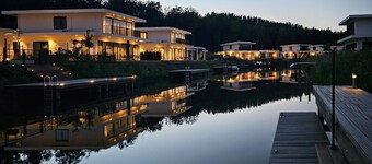 Detached 6-person villa with paddleboards, waterfront garden with private swim deck, sunshade, BBQ, and luxurious open kitchen. Located at Villa Resort Harderwold in Zeewolde. Pet-friendly!