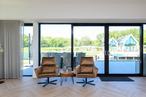 Child-friendly 8-person villa by the water with enclosed garden, private jetty, paddleboards and a charming garden with Kamado BBQ.