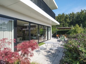 Outdoor dining - Detached 10-person villa with fenced garden, trampoline, modern kitchen and private swimming dock (Zeewolde)