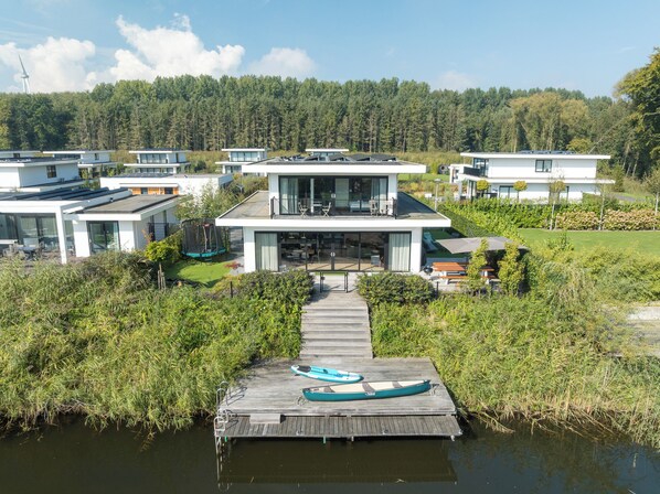 Exterior - Detached 10-person villa with fenced garden, trampoline, modern kitchen and private swimming dock (Zeewolde)