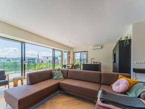 TV - Detached 10-person villa with fenced garden, trampoline, modern kitchen and private swimming dock (Zeewolde)