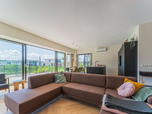 Detached 10-person villa with fenced garden, trampoline, modern kitchen and private swimming dock