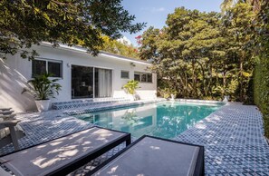 Pool - Artist Den Cozy Home with Pool and Parking (El Portal)