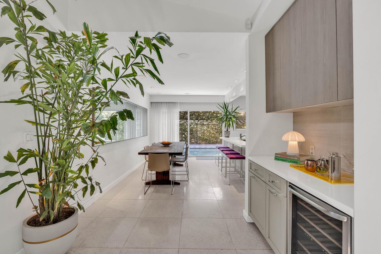 Een koelkast, een microgolfoven, een kookplaat