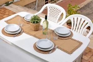Outdoor dining - Holiday Home 'Al Mare' with Private Garden, Balcony and Air Conditioning (Lu Bagnu)