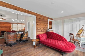 Una televisión, una oficina